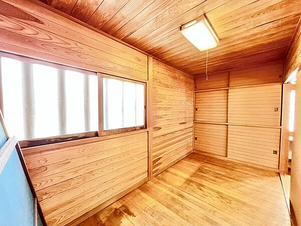 壁・天井・床まで、すべて木で仕上げられた室内空間。木の香りと温もりに包まれ、落ち着いた時間を過ごせる一室です。