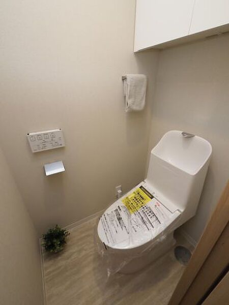 温水洗浄機能付き便座のトイレが新調されています。便座が冷え切ることなく、利用可能です。また、本体は手の洗いやすさを考えた、広くて深い手洗鉢付き、シンプルな機能のみを搭載したモデルです。