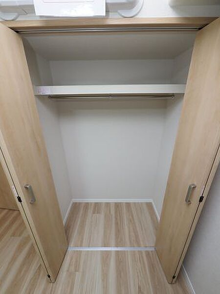 オープン収納は物の出し入れがしやすく、どこに何が置いてあるのかが分かりやすいことが特徴です。持ち物をきちんと把握していれば衝動買いも抑えられそうですね！