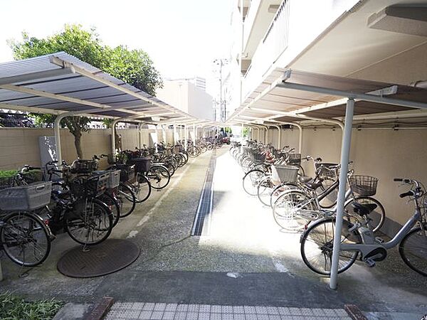敷地内には駐輪場を完備。通勤、買い物、通学、お子様の送り迎えなど様々なシーンで利用する駐輪場は毎日の生活に欠かせません。（空き状況はお問合せください）