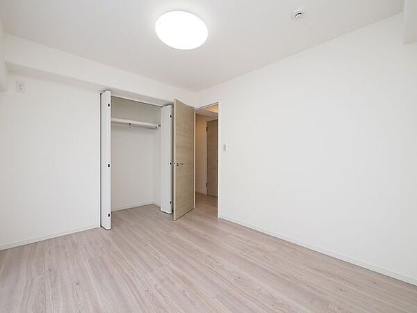 壁面が多いお部屋のため、お子様の成長に合わせて家具の配置を変えたり収納家具を増やしたりとレイアウトの自由度が高い間取りです。配置換えをすると同じお部屋でも新鮮な気持ちになり気分も一新できます。