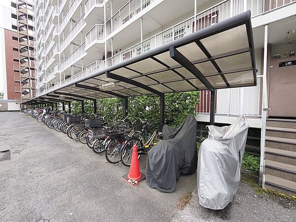 敷地内には駐輪場を完備。通勤、買い物、通学、お子様の送り迎えなど様々なシーンで利用する駐輪場は毎日の生活に欠かせません。（空き状況はお問合せください）