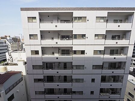 目の前にはさえぎる建物がないので、眺望が良好です。また、眺望が良いということは、光や風を遮るものがほとんどないため、採光や通風がしやすいメリットもあります。