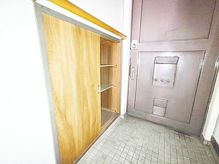 既存の下駄箱を交換し壁面を明るく整えることで、開放感ある玄関へ。収納力アップや床材変更で、温かみと使いやすさを兼ね備えた空間に生まれ変わります。