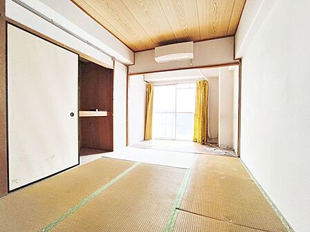 和室は様々な用途に使用可能。ちょっと横になりたいなと思った時フローリングだと躊躇する所、和室はすぐ横になれます。また、洗濯物を畳む時、アイロンがけをする時、お子様を寝かすスペース等、様々な場面で活躍。