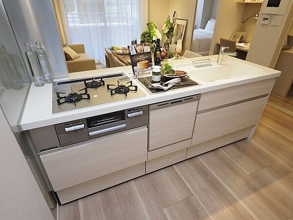 対面式キッチンの特徴は、キッチンに立つ人が孤立せず、会話を進めながら家事ができる点です。家族やゲストと会話をしながら、テレビを見ながら等、料理や片付けができるため、毎日の家事が楽しくなりそうです。