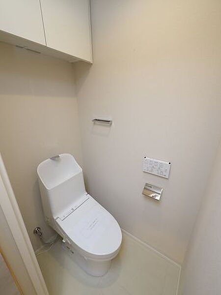 温水洗浄機能付き便座のトイレが新調されています。便座が冷え切ることなく、利用可能です。また、本体は手の洗いやすさを考えた、広くて深い手洗鉢付き、シンプルな機能のみを搭載したモデルです。