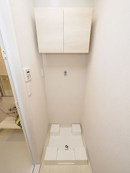 室内洗濯機置き場完備（防水パン付）。水漏れによる床浸水や、結露による床の痛みを防止することができます。また、洗濯パンを設置することにより、洗濯機の稼働による振動や音を抑える効果も期待できます。