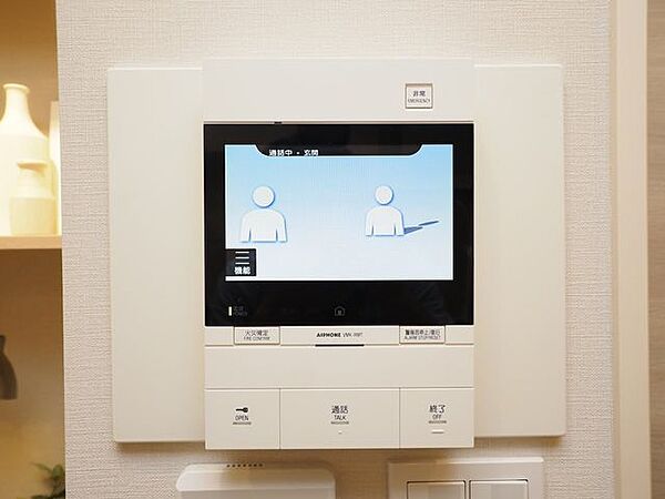 玄関にはモニター付きのインターホンが設置されています。来訪者が呼び鈴を鳴らすことでカメラが起動し、来訪者の顔を確認することができ、直接顔を合わせる必要がなく防犯面でも優れています。