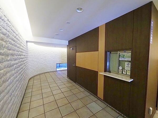 エントランスは住民だけではなく、来訪者や通りすがりの方も目にする部分です。そのマンションの顔とも言えるエントランスは綺麗に管理され、毎日の通勤、知人や友人を招いたときにもお出迎えをしてくれます。