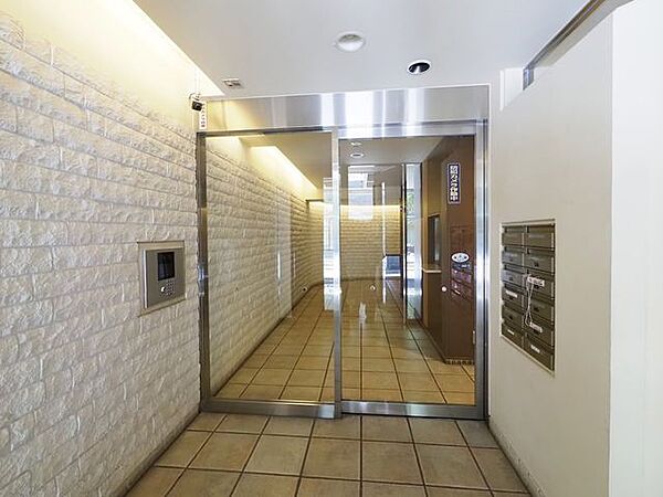 エントランスは住民だけではなく、来訪者や通りすがりの方も目にする部分です。そのマンションの顔とも言えるエントランスは綺麗に管理され、毎日の通勤、知人や友人を招いたときにもお出迎えをしてくれます。