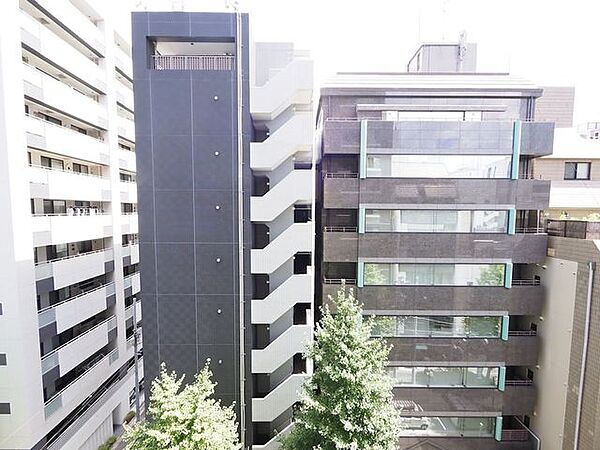 目の前にはさえぎる建物がないので、眺望が良好です。また、眺望が良いということは、光や風を遮るものがほとんどないため、採光や通風がしやすいメリットもあります。