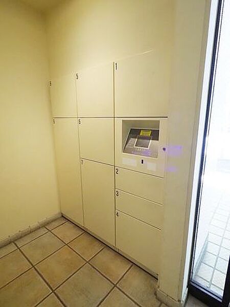 宅配ボックスは「不在時に荷物を受け取れる」や「宅配業者と接触せずに荷物を受け取れるので防犯対策になる」といったメリットがあります。忙しい方でも受け取りに便利な宅配ボックスがあると安心・快適・便利。