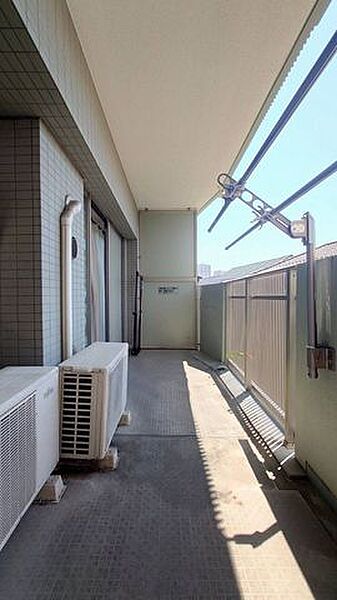 充分な広さと幅が確保されたバルコニー。天気が良い日には太陽の陽が差し込み、心地よいバルコニーです。　洗濯用の物干しもついているため、物干し台をご自身で用意頂く必要もございません。