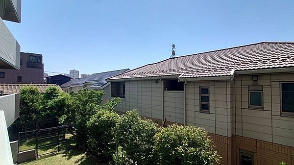 低層階フロアの場合、気になるのが外からの視線。こちらの物件は綺麗に手入れが行き届いた植栽が外からの視線をシャットアウト。安心して室内でおくつろぎ頂けます。