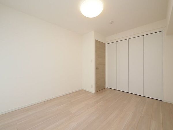 壁面が多いお部屋のため、お子様の成長に合わせて家具の配置を変えたり収納家具を増やしたりとレイアウトの自由度が高い間取りです。配置換えをすると同じお部屋でも新鮮な気持ちになり気分も一新できます。