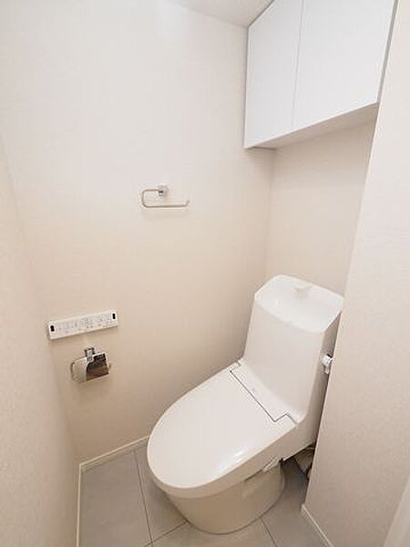温水洗浄機能付き便座のトイレが新調されています。便座が冷え切ることなく、利用可能です。また、本体は手の洗いやすさを考えた、広くて深い手洗鉢付き、シンプルな機能のみを搭載したモデルです。