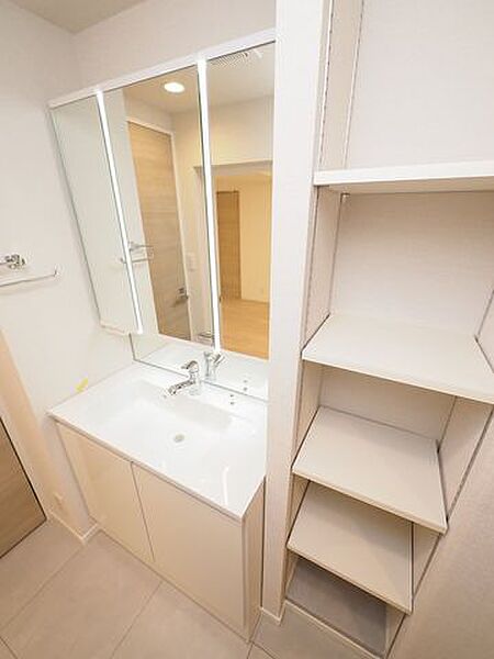 洗面台は三面鏡タイプ。いろいろな方向から確認ができるので大変便利です。鏡の後ろは収納スペースとなっており、ヘアケア用品や洗面用品などを収納することが出来るので洗面所まわりがスッキリします。