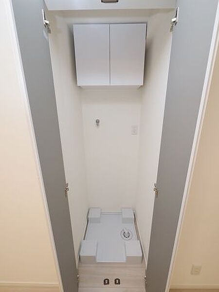 室内洗濯機置き場完備（防水パン付）。水漏れによる床浸水や、結露による床の痛みを防止することができます。また、洗濯パンを設置することにより、洗濯機の稼働による振動や音を抑える効果も期待できます。