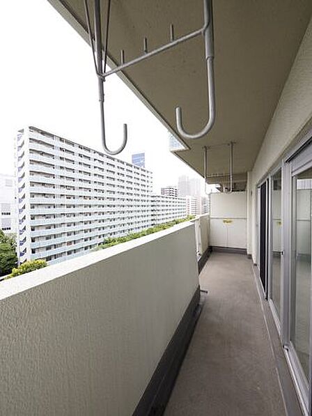 充分な広さと幅が確保されたバルコニー。天気が良い日には太陽の陽が差し込み、心地よいバルコニーです。　洗濯用の物干しもついているため、物干し台をご自身で用意頂く必要もございません。