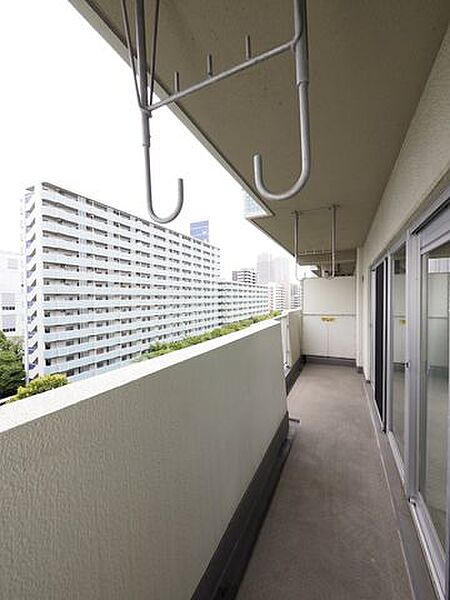 充分な広さと幅が確保されたバルコニー。天気が良い日には太陽の陽が差し込み、心地よいバルコニーです。　洗濯用の物干しもついているため、物干し台をご自身で用意頂く必要もございません。