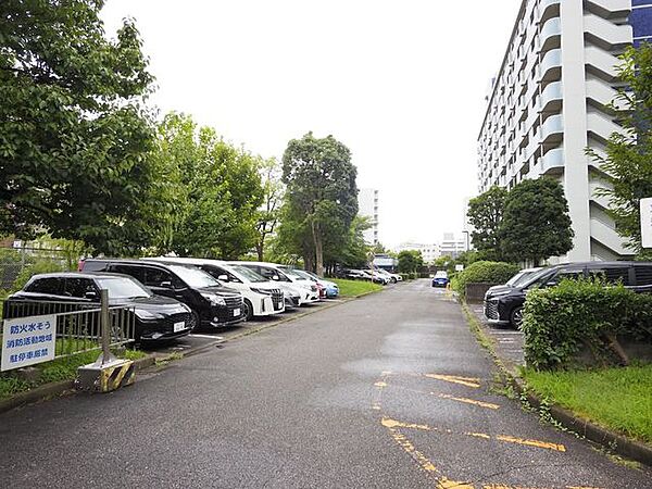 敷地内には駐車場も完備。お家を出てからすぐに乗車できるため、通勤はもちろんの事、日々のお買い物や、ご家族での旅行など様々なシーンで活躍します。（空き状況はお問合せください）
