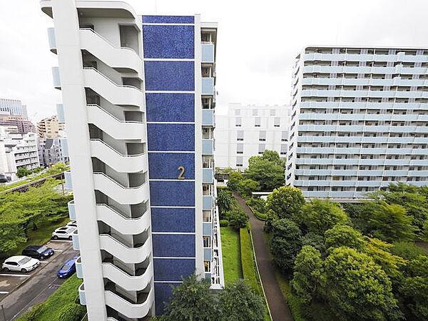 高層階は日当たりが良く、窓を開ければ風の通りも良く充分に換気ができます。  地上から離れているため、低層階に比べ車の走行音やクラクションの音が届きにいくこともメリットです。