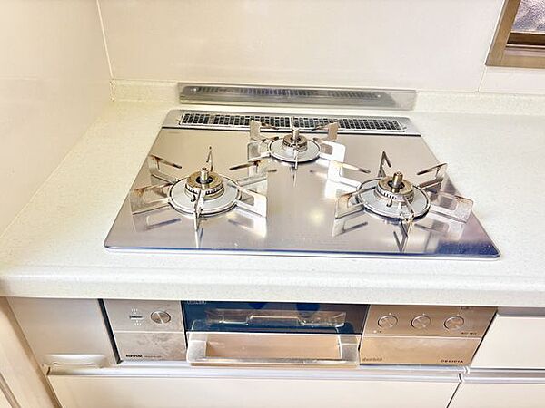 三口ガスコンロ搭載！複数の料理を同時に進められるため、毎日の家事効率が大幅にアップ！忙しいご家庭にも嬉しい設備です◎