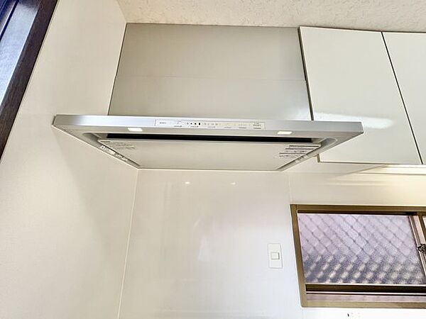 スリムタイプのレンジフードを採用！圧迫感を抑えたデザインで、キッチン空間をすっきりと演出します◎