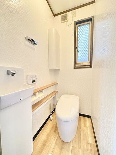 トイレの個室に手洗い器を設置。一つの空間で完結するため、あちこち触らずに手を洗えるので衛生的です。またお客様目線でもプライベートな空間でささっと使える水場があると安心感がありますね。