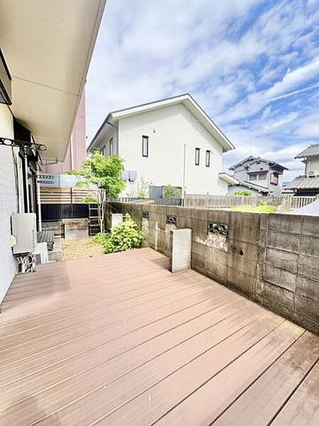 充分な広さと幅が確保されたバルコニー。天気が良い日には太陽の陽が差し込み、心地よいバルコニーです。　洗濯用の物干しもついているため、物干し台をご自身で用意頂く必要もございません。