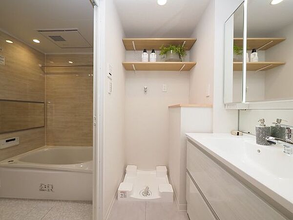 室内洗濯機置き場完備（防水パン付）。水漏れによる床浸水や、結露による床の痛みを防止することができます。また、洗濯パンを設置することにより、洗濯機の稼働による振動や音を抑える効果も期待できます。