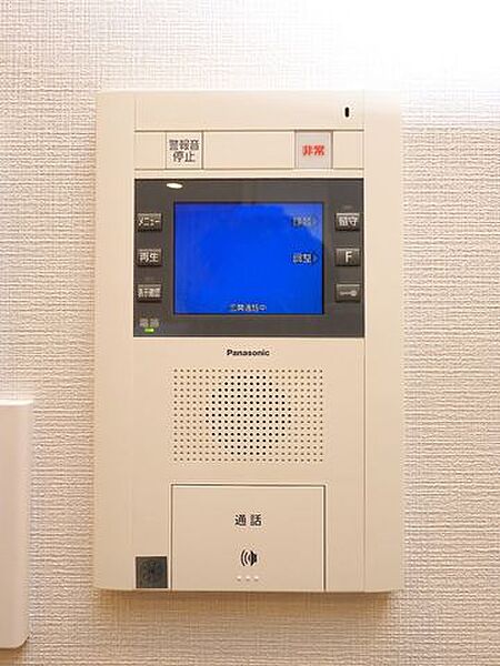 玄関にはモニター付きのインターホンが設置されています。来訪者が呼び鈴を鳴らすことでカメラが起動し、来訪者の顔を確認することができ、直接顔を合わせる必要がなく防犯面でも優れています。