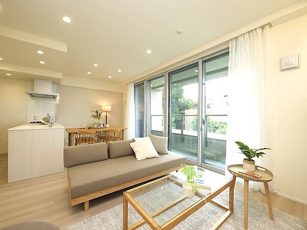 キッチンからすべてが見渡せ、キッチンやダイニングからもテレビが見えます。キッチンで作業をしている人が、ダイニングやリビングにいる家族を見渡すことができ、孤立せずに家事ができます。
