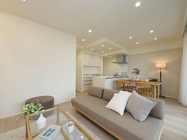広々としたリビングからはキッチンも見えるためお料理や家事をしているときでも家族でコミュニケーションを取る事ができる作りとなっております。