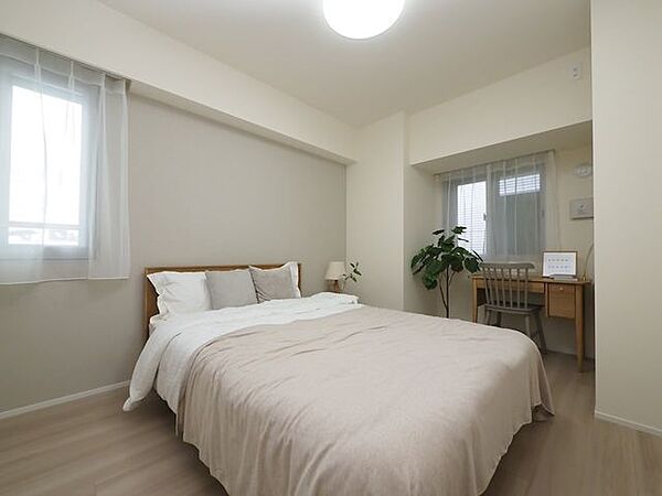 広々とした寝室には、クローゼットとして使える収納付き！普段着はもちろんの事、様々な生活用品を収納できるため非常に便利です。