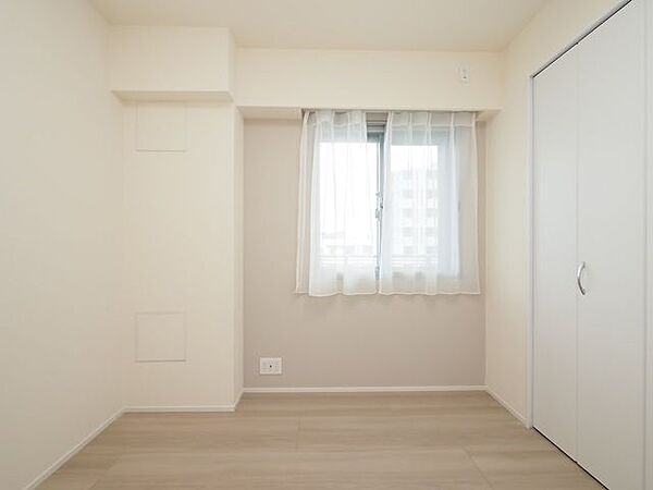 壁面が多いお部屋のため、お子様の成長に合わせて家具の配置を変えたり収納家具を増やしたりとレイアウトの自由度が高い間取りです。配置換えをすると同じお部屋でも新鮮な気持ちになり気分も一新できます。