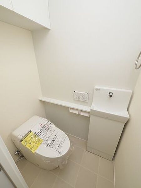 トイレの個室に手洗い器を設置。一つの空間で完結するため、あちこち触らずに手を洗えるので衛生的です。またお客様目線でもプライベートな空間でささっと使える水場があると安心感がありますね。