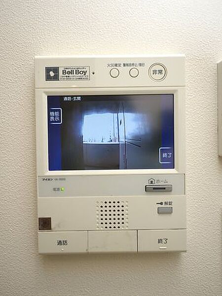 玄関にはモニター付きのインターホンが設置されています。来訪者が呼び鈴を鳴らすことでカメラが起動し、来訪者の顔を確認することができ、直接顔を合わせる必要がなく防犯面でも優れています。