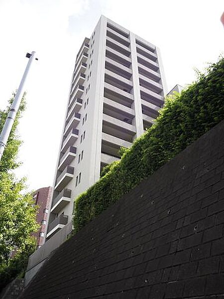 ホワイトを基調としたエントランスは、新しい建物には無い重厚感やヴィンテージ感を演出してくれます。