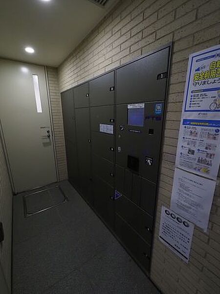 宅配ボックスは「不在時に荷物を受け取れる」や「宅配業者と接触せずに荷物を受け取れるので防犯対策になる」といったメリットがあります。忙しい方でも受け取りに便利な宅配ボックスがあると安心・快適・便利。