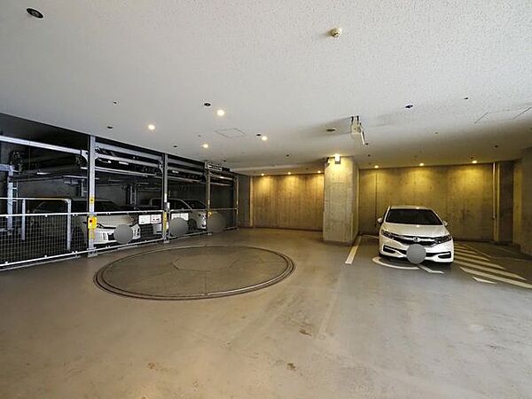 敷地内には駐車場も完備。お家を出てからすぐに乗車できるため、通勤はもちろんの事、日々のお買い物や、ご家族での旅行など様々なシーンで活躍します。（空き状況はお問合せください）
