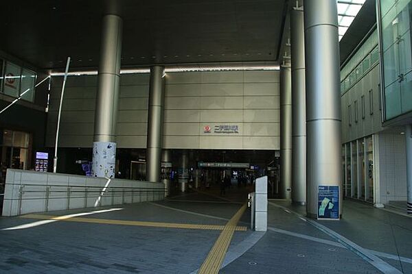 二子玉川駅(東急 田園都市線) 徒歩13分。渋谷駅まで乗り換えなしで行ける、東急田園都市線「二子玉川」駅まで徒歩8分。 1010m