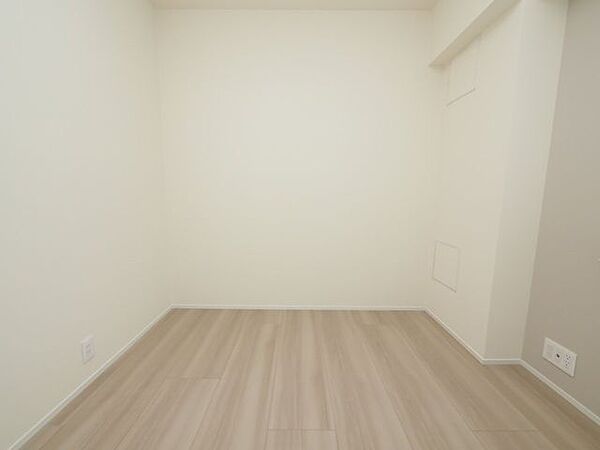 壁面が多いお部屋のため、お子様の成長に合わせて家具の配置を変えたり収納家具を増やしたりとレイアウトの自由度が高い間取りです。配置換えをすると同じお部屋でも新鮮な気持ちになり気分も一新できます。