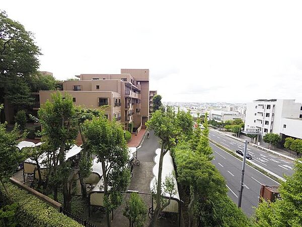 目の前にはさえぎる建物がないので、眺望が良好です。また、眺望が良いということは、光や風を遮るものがほとんどないため、採光や通風がしやすいメリットもあります。
