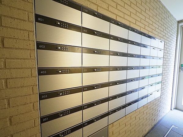 ダイヤルタイプの集合ポストは個人情報の盗難やいたずら防止の面でも安心です。