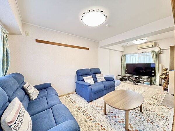 もとの和室6帖と納戸を一室につなげた開放感あふれるお部屋。広さにゆとりが生まれたことで、ソファを置いたくつろぎ空間やワークスペースなど多目的に活用可能。5階につき陽当たりも良く気持ちよく過ごせます。