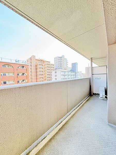 5階と6階の両方に広々としたバルコニーを配置！日当たり・風通りともに良好で、毎日の洗濯物や布団も一度にカラッと気持ちよく乾きます。階層ごとに用途を分けて使えるのも、この物件ならではの魅力です。