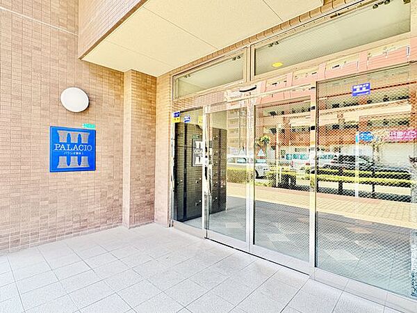 安心のオートロックシステムを完備したマンション！部外者の侵入を防ぎ、防犯面にも配慮されているため、お子様がひとりでお留守番をする際も安心感があります。ご家族みんなが安全・快適に過ごせる住環境です。