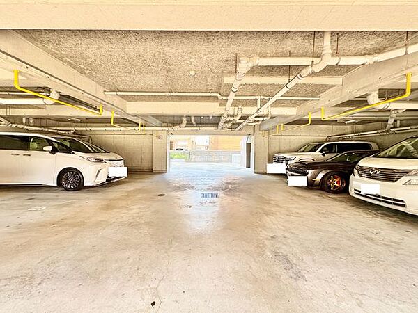 機械式から平面へ変更し、大きなお車でもサイズを気にせず安心して停められます！柵付きで盗難対策も安心。